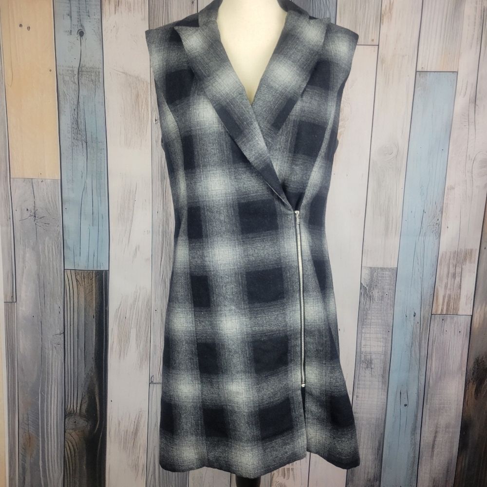 WAYF Black Gray Plaid Sleeveless Vest Size Medium